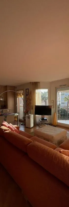 Beautiful apartment very close to the sea，位于罗克布吕讷-卡普马丹的酒店