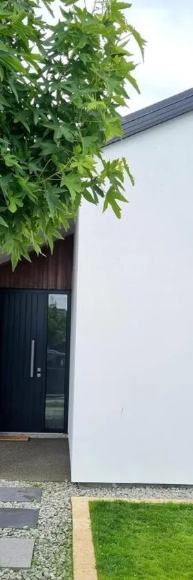 Modern house close to lake,golf club and beach，位于Woodend的酒店