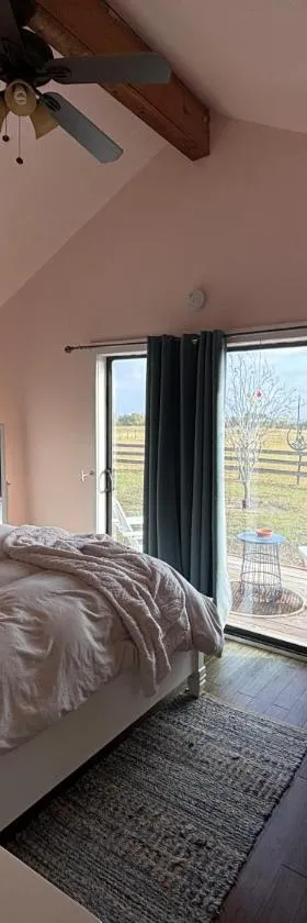 Skull Creek Ranch Cottage，位于Round Top的酒店