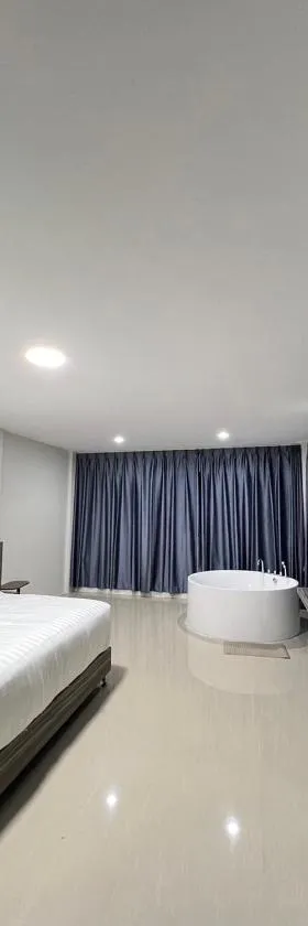 Royal Creek Golf Club And Resort，位于乌隆他尼的酒店
