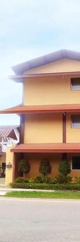 Coconut Home Resort，位于Damnoen Saduak的酒店