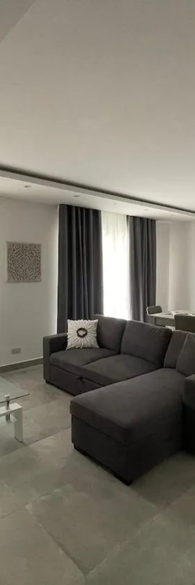 Coastal Comfort Modern 2BR Apartment in Marsascala，位于Il-Ħamrija的酒店