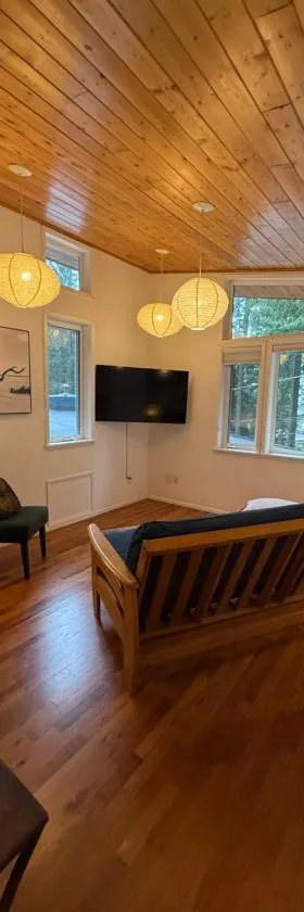 Ravens Nest Tranquil Forest Suite 5 min to Downtown Arcata with Stunning Redwood Views，位于阿克塔的酒店