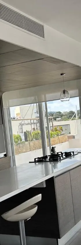 Sunny Penthouse Central，位于莫斯塔的酒店