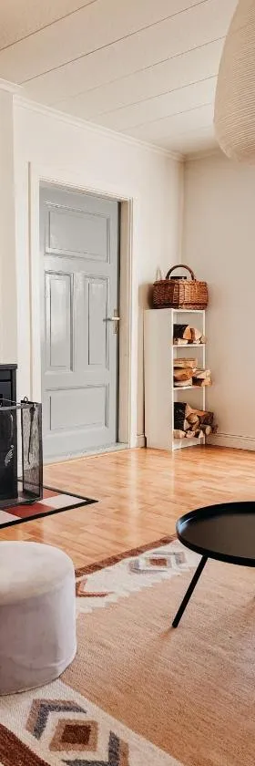 Charming house with wood stove near lake，位于Virserum的酒店
