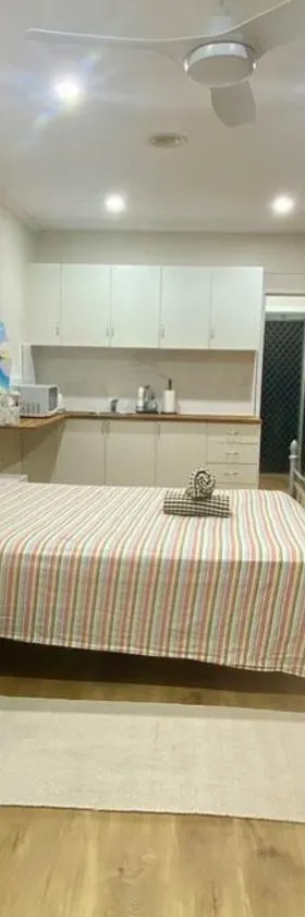 Modern Studio Room Retreat，位于Harristown的酒店