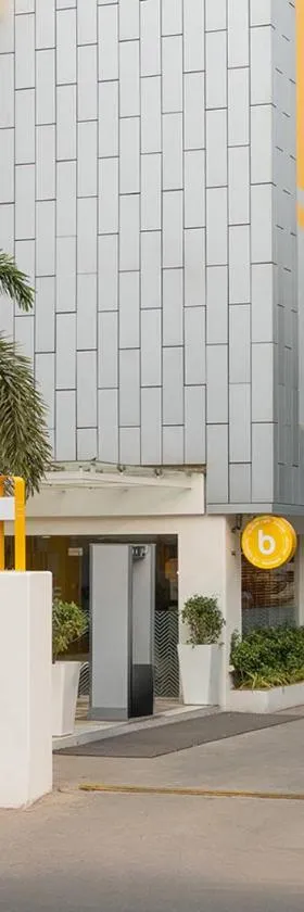 Bloom Hotel SG Highway，位于艾哈迈达巴德的酒店