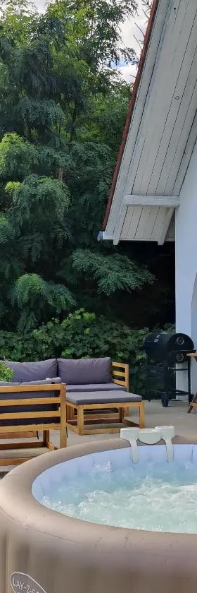 Luxury Vineyard Retreat with Private Jacuzzi，位于锡盖特堡的酒店