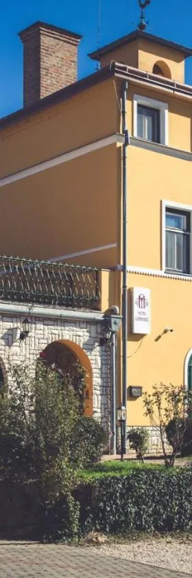 Hotel Cabernet，位于Villánykövesd的酒店