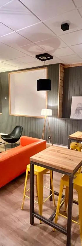 The Orange Teddy Bear Hostal La Peña，位于米耶雷斯的酒店