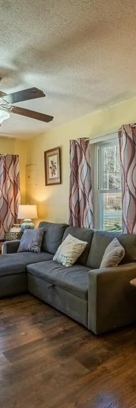 Quaint Cabin By The Creek Private，位于Pipestem的酒店