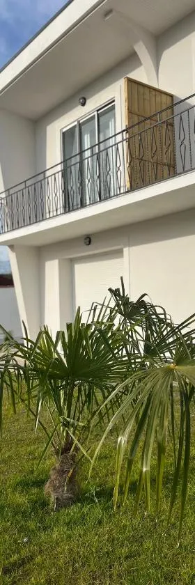 Appartement moderne et spacieux 4，位于卡尔邦布朗的酒店