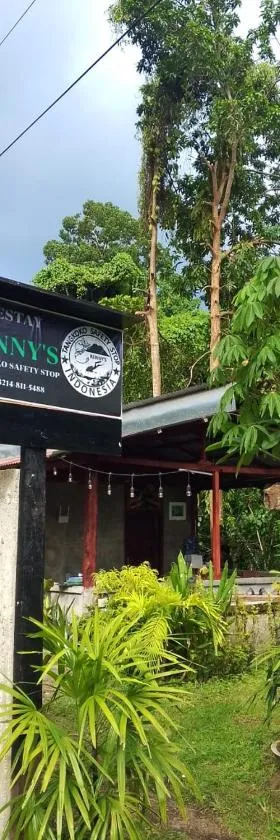 Renny's Tangkoko Safety Stop，位于Bitung的酒店