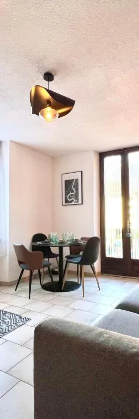 Spacieux T2 avec balcon，位于克吕斯的酒店