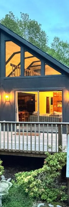 Luxe Lake Harmony Home, Game Room, Firepit, Deck，位于Spilt Rock的酒店
