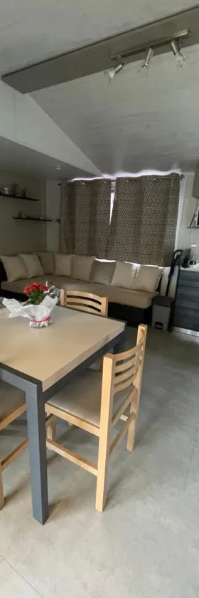 Mobil home 6-8pers - Le lac des rêves，位于拉特斯的酒店
