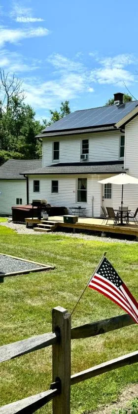 Berkshire Retreat Grand Home with Hot Tub and Large Yard, 5 mins from Jiminy Peak，位于汉考克的酒店