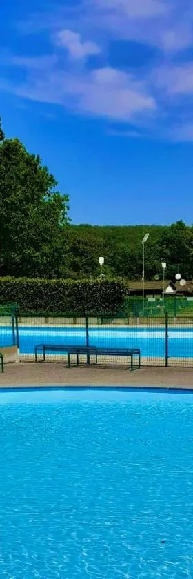 Bungalow avec piscine，位于Yvoir的酒店