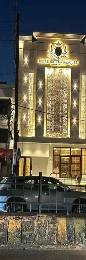 Royal 9 hotel & Banquet，位于密拉特的酒店