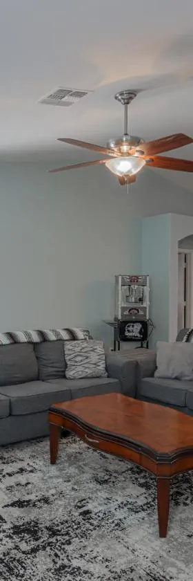 NEW! Family and Dog Friendly Maricopa Home with Grill & Patio，位于Maricopa的酒店