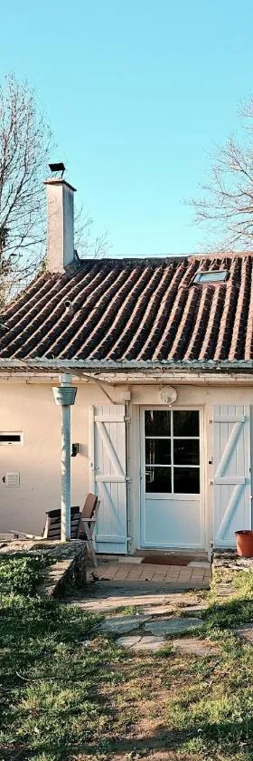 Maison T2 Meublé à la campagne，位于Saint-Maurice-le-Girard的酒店