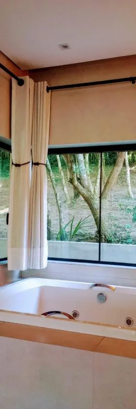 Cabanas Privativas com Jacuzzi, Cozinha, Churrasqueira e Decoração - Sitio Pauletto，位于雅里努的酒店