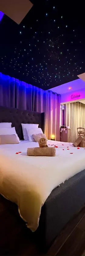 L'Évasion Étoilée - Jacuzzi Spa Sauna Hammam - ex CosyKaza，位于Bray-sur-Somme的酒店