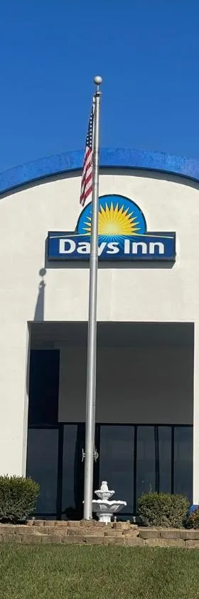 麦迪逊维尔戴斯酒店，位于麦迪逊维尔的酒店