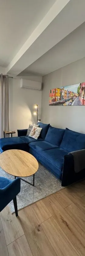 Apartament Wesoła by Stay&Rest - nowoczesność w centrum z balkonem，位于切霍维采-杰济采的酒店