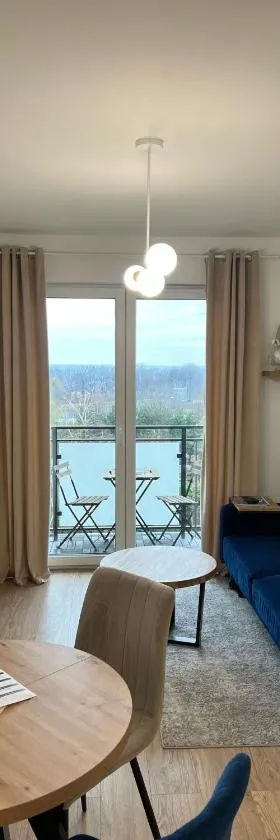 Apartament Brzeziny by Stay&Rest - szybki dojazd i parking，位于切霍维采-杰济采的酒店
