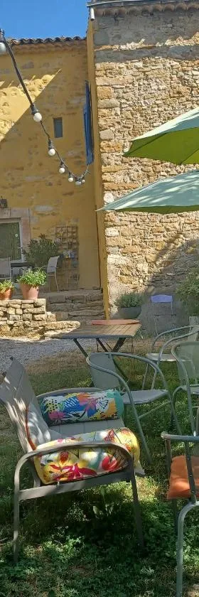 chambre dans ferme provençale，位于Ongles的酒店