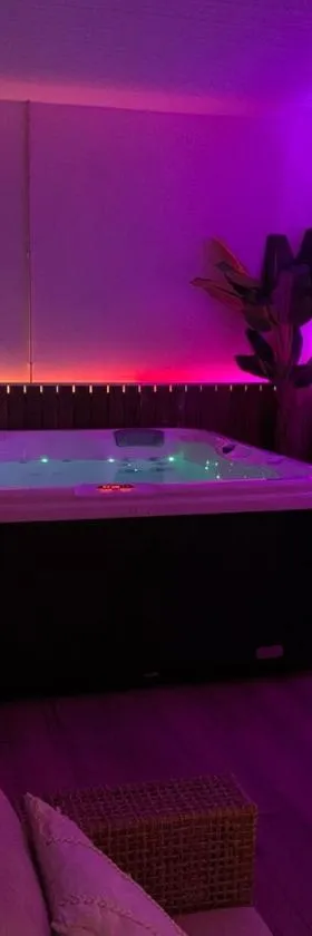 Le Cocon Rose Jacuzzi privé rêve et Douceur，位于Belin-Beliet的酒店