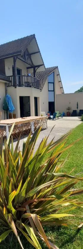 Magnifique villa avec piscine intérieure，位于Saint-Pois的酒店