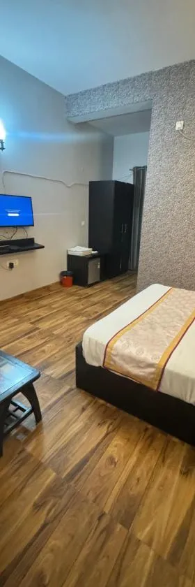 Garnet suites at omaxe enternity，位于Chhatikara的酒店