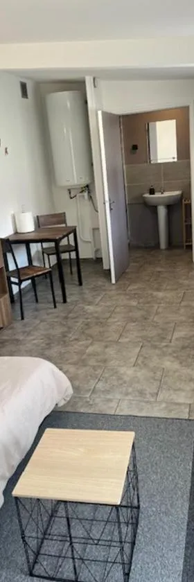 Studio 8，位于Neuville-Saint-Rémy的酒店