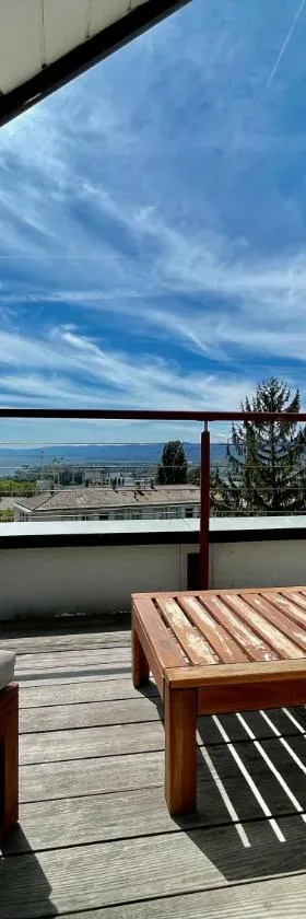 Cosy roof flat close lausanne center - ES，位于Montagibert的酒店