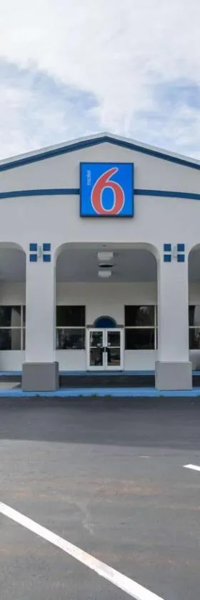Motel 6 Forsyth, GA Tift College，位于福赛斯的酒店