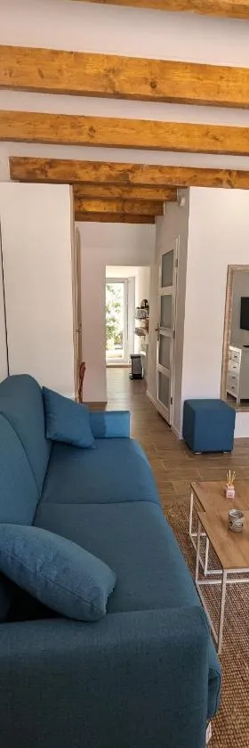 Studio cosy neuf calme -Parking Terrasse privée Piscine 5mn Gare TGV Aix et ZA Aix la Duranne 15 mn Aéroport Marseille，位于卡布列斯的酒店