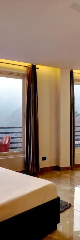 Hilltop Valley View Villa Nainital，位于博瓦利的酒店