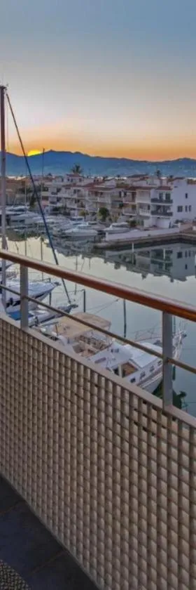 Hotel Port Salins by Pierre & Vacances，位于艾姆布里亚布拉瓦的酒店