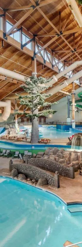 Three Bears Resort Waterpark Near Tomah Ascend Collection，位于Warrens的酒店