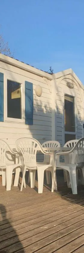 Mobil home 4 personnes avec clim，位于拉罗克当泰龙的酒店