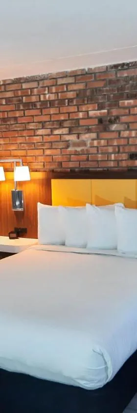 Penn Lodge Hotel & Suites Philadelphia - Bensalem，位于本赛霖姆的酒店