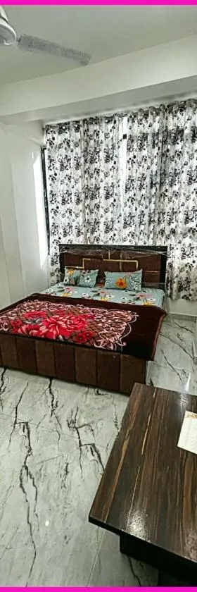 HOTEL PREMIUM SHRI PRABHU DHAM Near Temple VRINDAVAN，位于马图拉的酒店