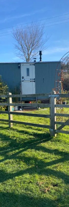 The Orchard Shepherds Hut，位于阿克斯明斯特的酒店