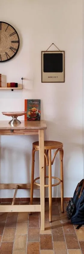 Appartement - Suze la Rousse，位于叙兹拉鲁斯的酒店