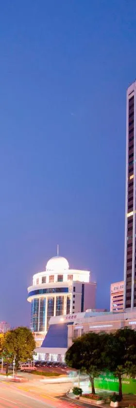 深圳中航城格兰云天大酒店，位于深圳的酒店