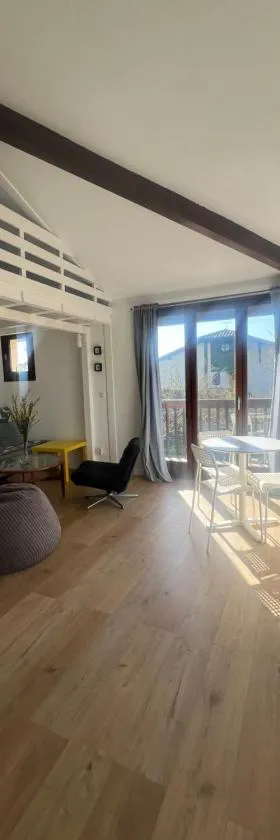Lovely studio perfect for couples close to beach，位于莫列马阿的酒店
