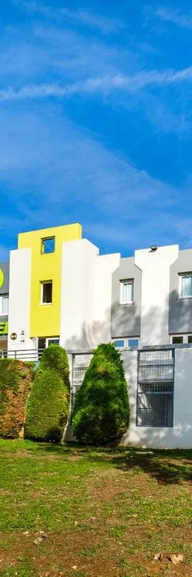 B&B HOTEL Antibes Sophia Le Relais，位于比奥的酒店