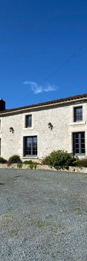 Les Puvinieres，位于Breuil-Barret的酒店